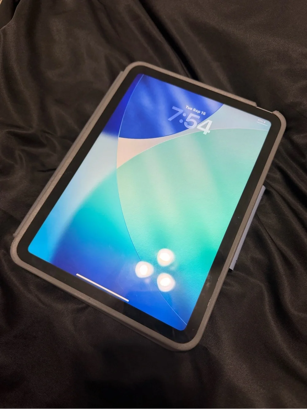 Apple iPad A16 + Protective Case